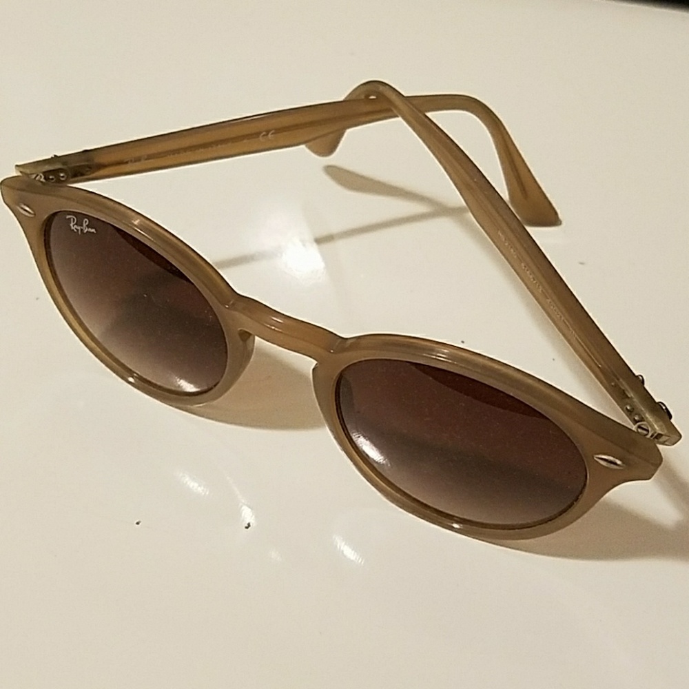 Female Raybans RB2180